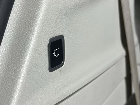 Used 2024 Chrysler Pacifica Touring-L image 30