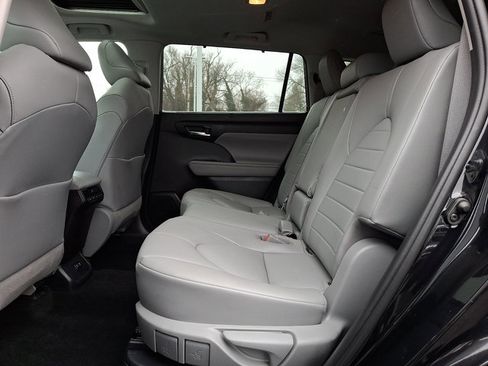 Used 2020 Toyota Highlander XLE image 10