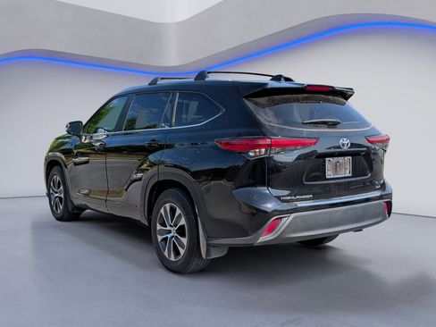 Used 2023 Toyota Highlander XLE FWD image 3