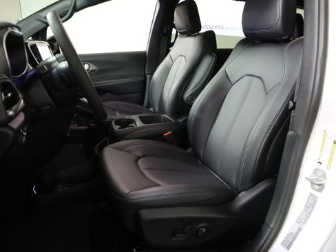 New 2026 Chrysler Pacifica Select FWD image 23