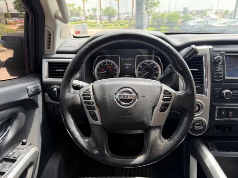 Used 2017 Nissan Titan PRO-4X w/ Pro-4x Convenience Package AWD/4WD image 8