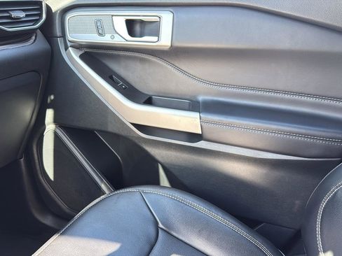 Used 2023 Ford Explorer Limited image 21