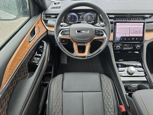 Used 2025 Jeep Grand Cherokee L Summit AWD/4WD image 3