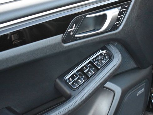 Used 2021 Porsche Macan AWD/4WD image 60