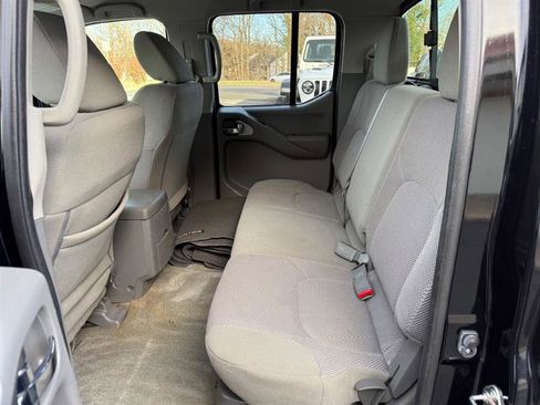 Used 2018 Nissan Frontier SV image 26