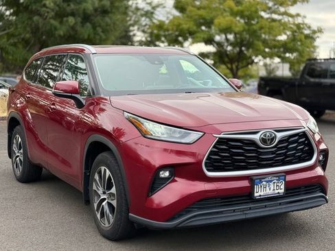 Used 2020 Toyota Highlander XLE AWD/4WD image 7