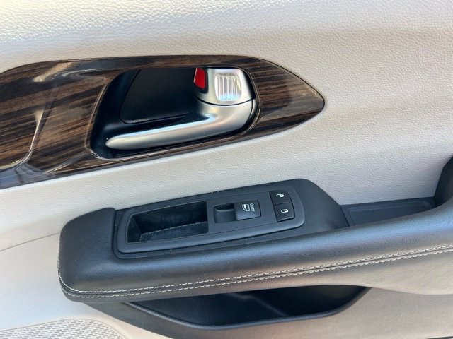 Used 2021 Chrysler Pacifica Limited AWD/4WD image 36
