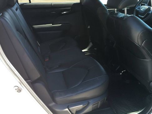 Used 2024 Toyota Highlander XLE AWD/4WD image 8
