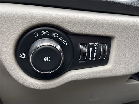 Used 2024 Chrysler Pacifica Touring-L image 40