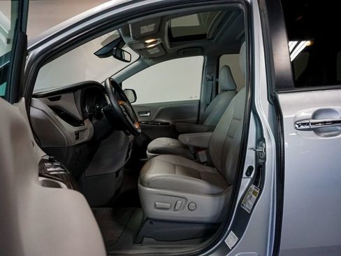 Used 2019 Toyota Sienna XLE Premium FWD image 9