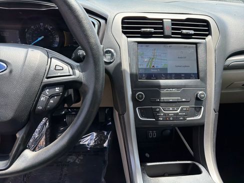 Used 2020 Ford Fusion SE FWD image 16