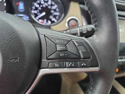 Used 2017 Nissan Rogue SV w/ SV Premium Package image 18