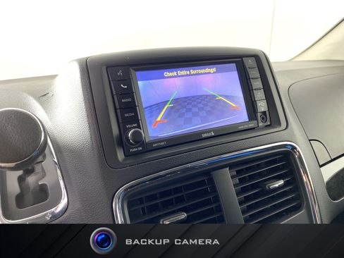 Used 2018 Dodge Grand Caravan SE w/ UConnect Hands-Free Group FWD image 2