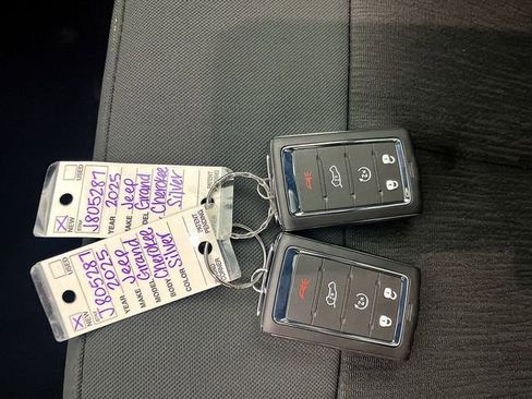 New 2025 Jeep Grand Cherokee Laredo w/ Luxury Tech Group I image 20