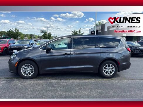 Used 2023 Chrysler Pacifica Touring-L FWD image 10