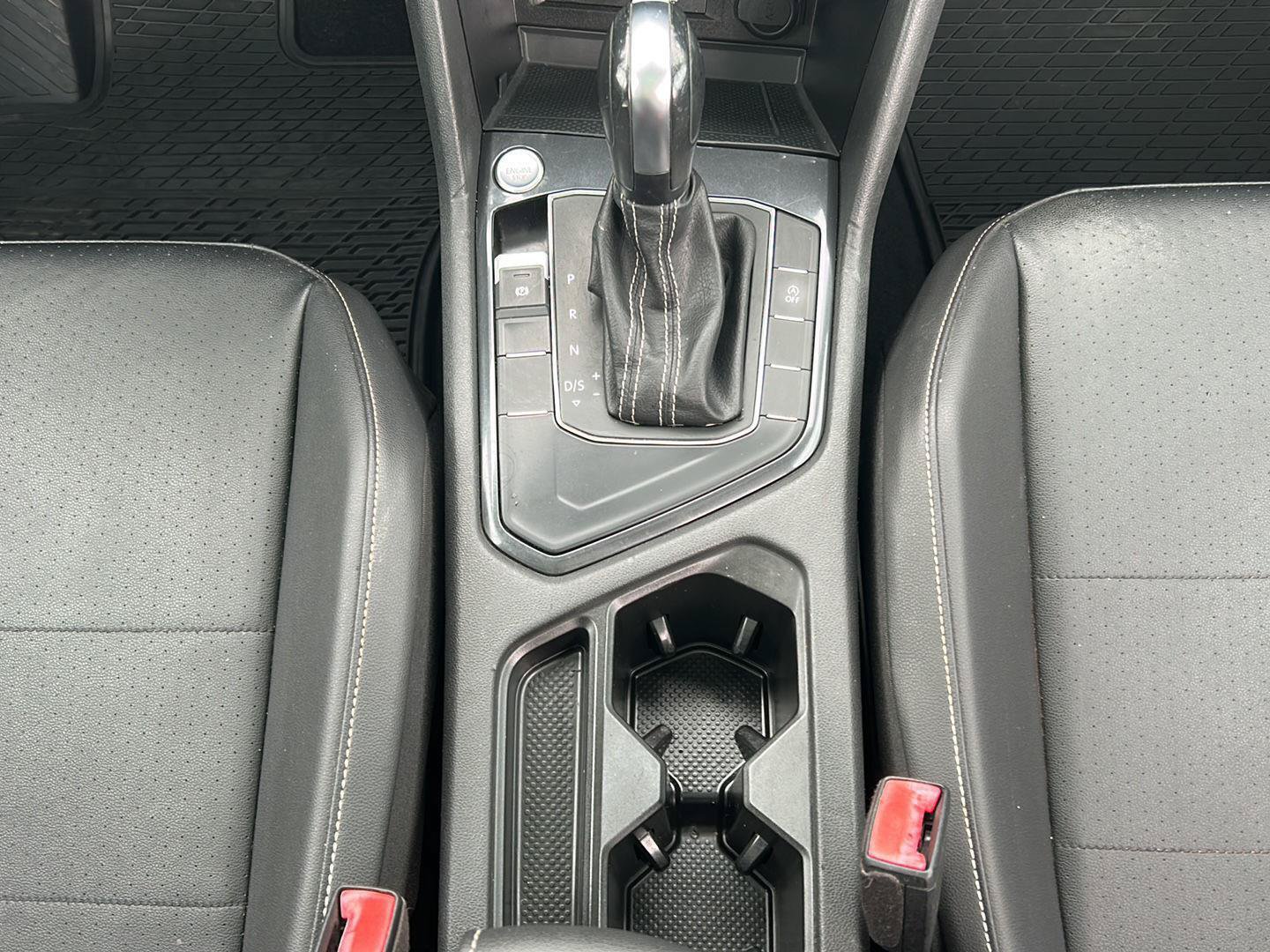 Used 2021 Volkswagen Tiguan SE w/ Panoramic Sunroof Package FWD image 18