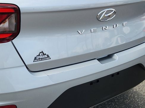 Used 2022 Hyundai Venue SEL image 18