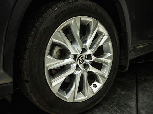 Used 2024 Toyota Highlander Limited AWD/4WD image 3