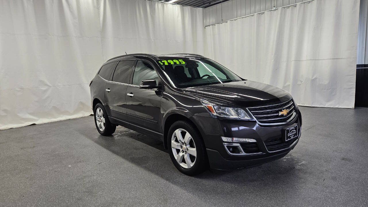 Used 2017 Chevrolet Traverse LT w/ Style and Technology Package FWD image 3
