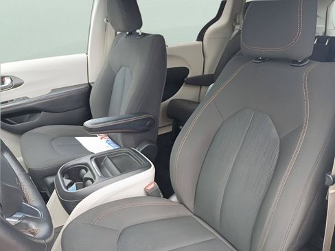 Used 2020 Chrysler Pacifica Touring w/ Advanced Safetytec Group FWD image 22