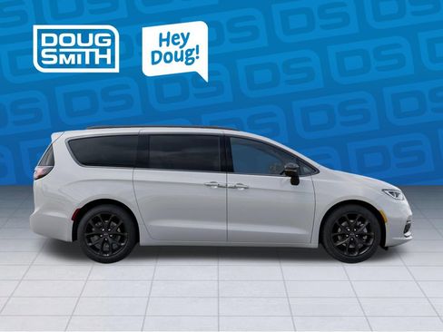 New 2026 Chrysler Pacifica Limited image 21