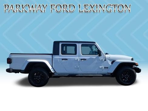 Used 2022 Jeep Gladiator Sport image 4