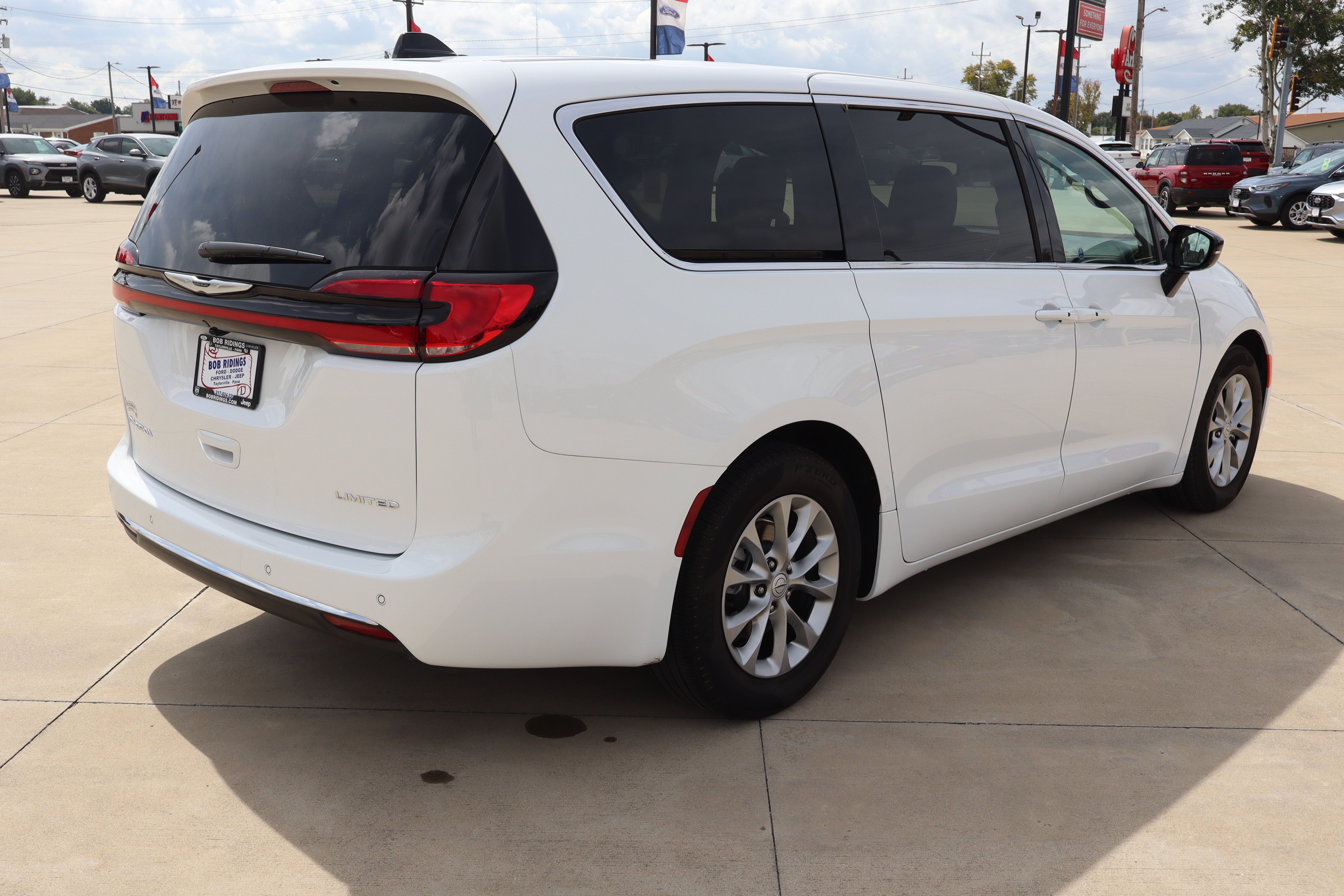 Used 2026 Chrysler Pacifica Limited FWD image 5