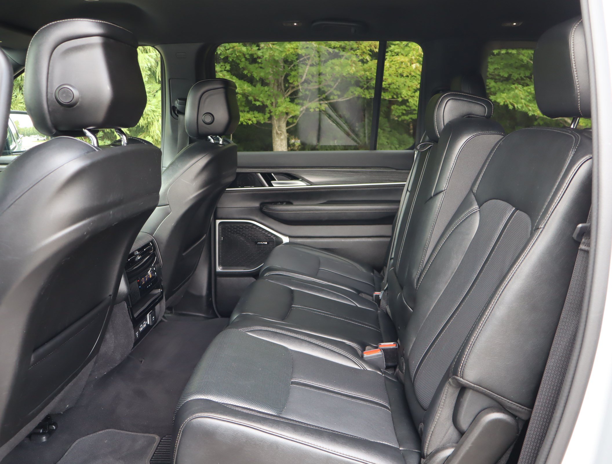 Used 2024 Jeep Wagoneer L Series II AWD/4WD image 35