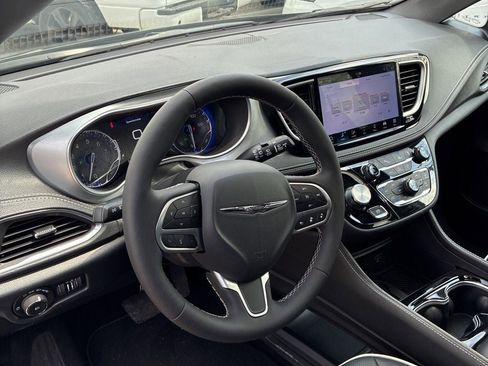 Used 2026 Chrysler Pacifica Limited FWD image 7