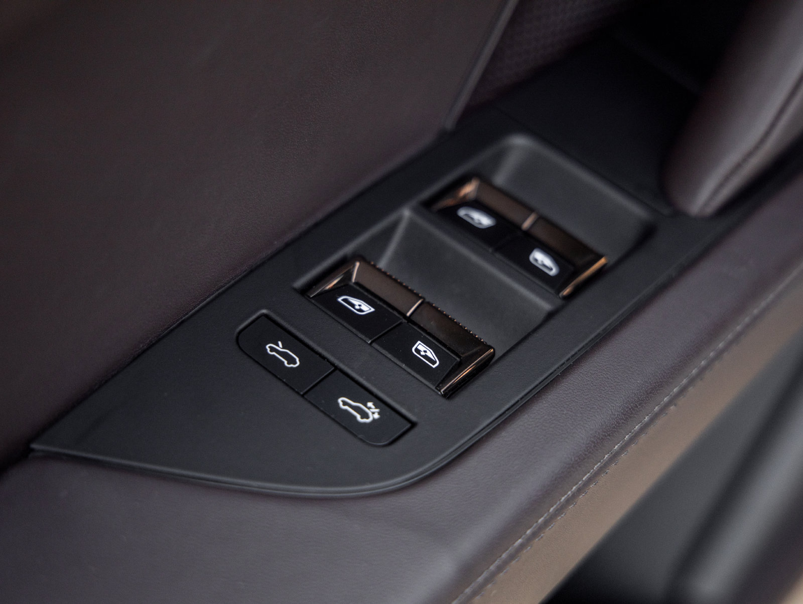 Certified 2026 Porsche Cayenne Turbo AWD/4WD image 28