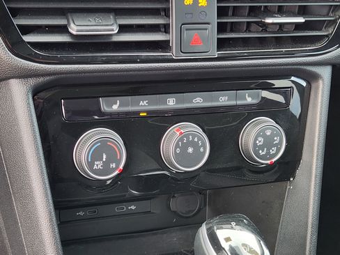 Used 2023 Volkswagen Taos SE w/ Panoramic Sunroof Package image 20