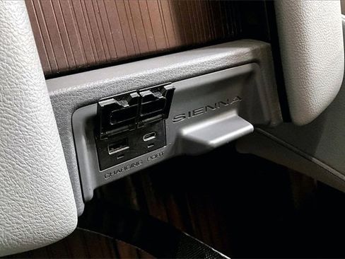 Used 2021 Toyota Sienna XLE image 16