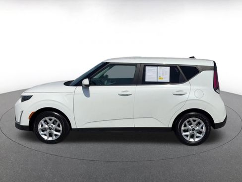 Used 2025 Kia Soul LX w/ LX Technology Package FWD image 9