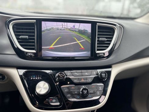 Used 2023 Chrysler Pacifica Touring-L FWD image 25