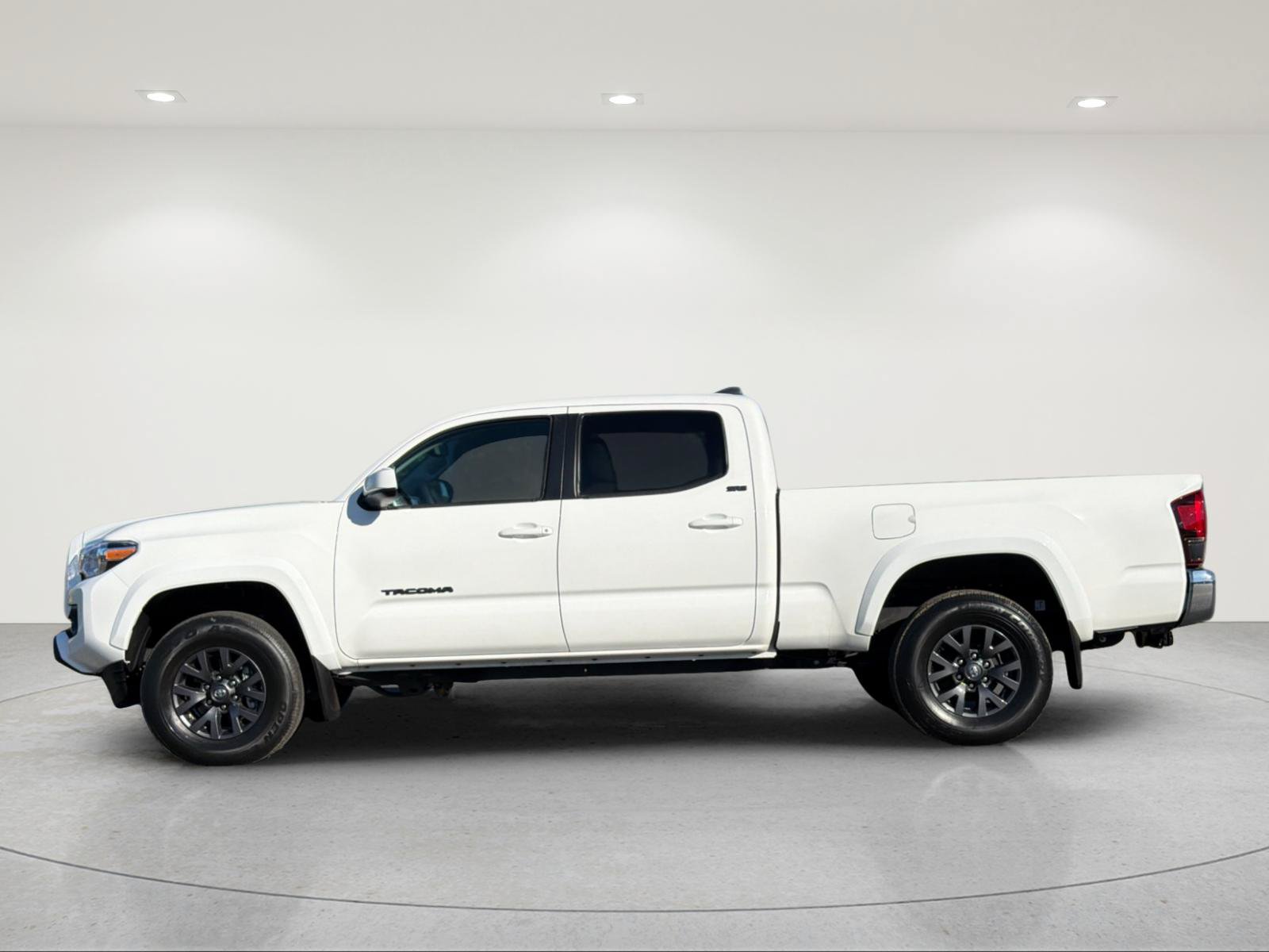 Used 2022 Toyota Tacoma SR5 AWD/4WD image 2