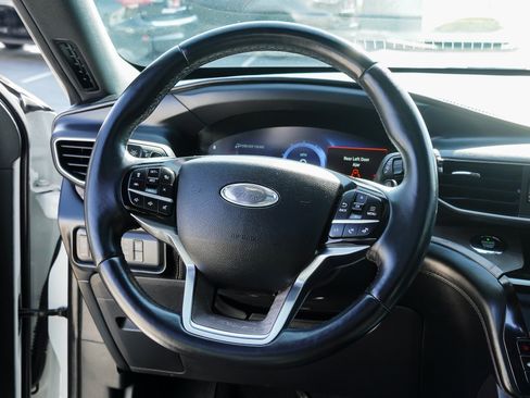 Used 2021 Ford Explorer Platinum w/ Equipment Group 601A AWD/4WD image 39