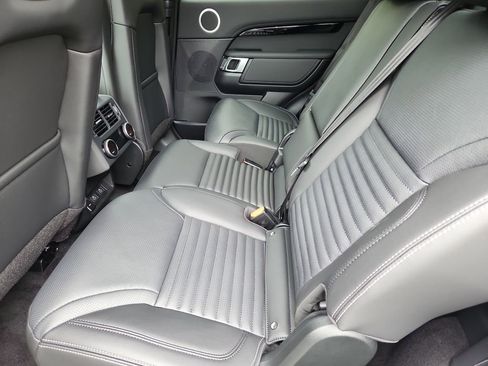 Used 2025 Land Rover Discovery S image 5