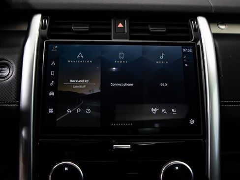 Certified 2025 Land Rover Discovery Dynamic SE image 19