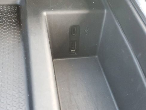 Used 2025 GMC Acadia Elevation image 32