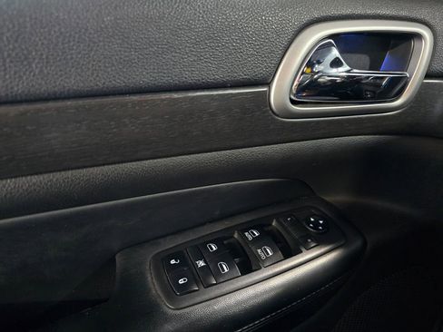 Used 2018 Jeep Grand Cherokee Altitude AWD/4WD image 13