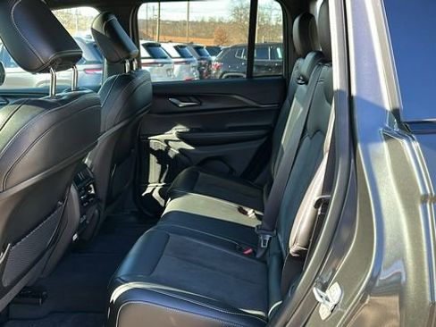 Used 2025 Jeep Grand Cherokee Altitude image 21