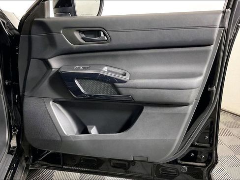 Used 2024 Nissan Pathfinder S image 25