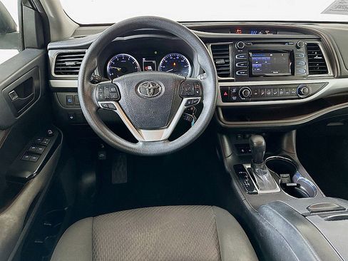 Used 2018 Toyota Highlander LE image 21