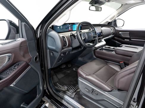 Used 2025 Ford Expedition Platinum w/ Platinum Ultimate Package AWD/4WD image 13