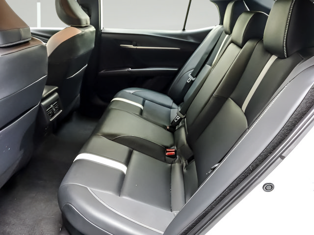 Used 2025 Toyota Camry SE FWD image 9