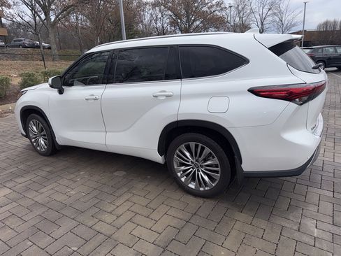Used 2022 Toyota Highlander Platinum image 4