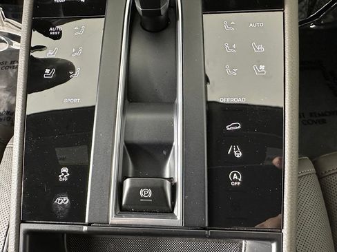 Certified 2026 Porsche Macan Turbo AWD/4WD image 31