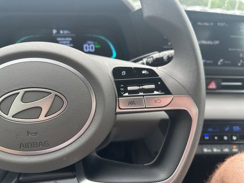 Used 2025 Hyundai Elantra Hybrid FWD image 20