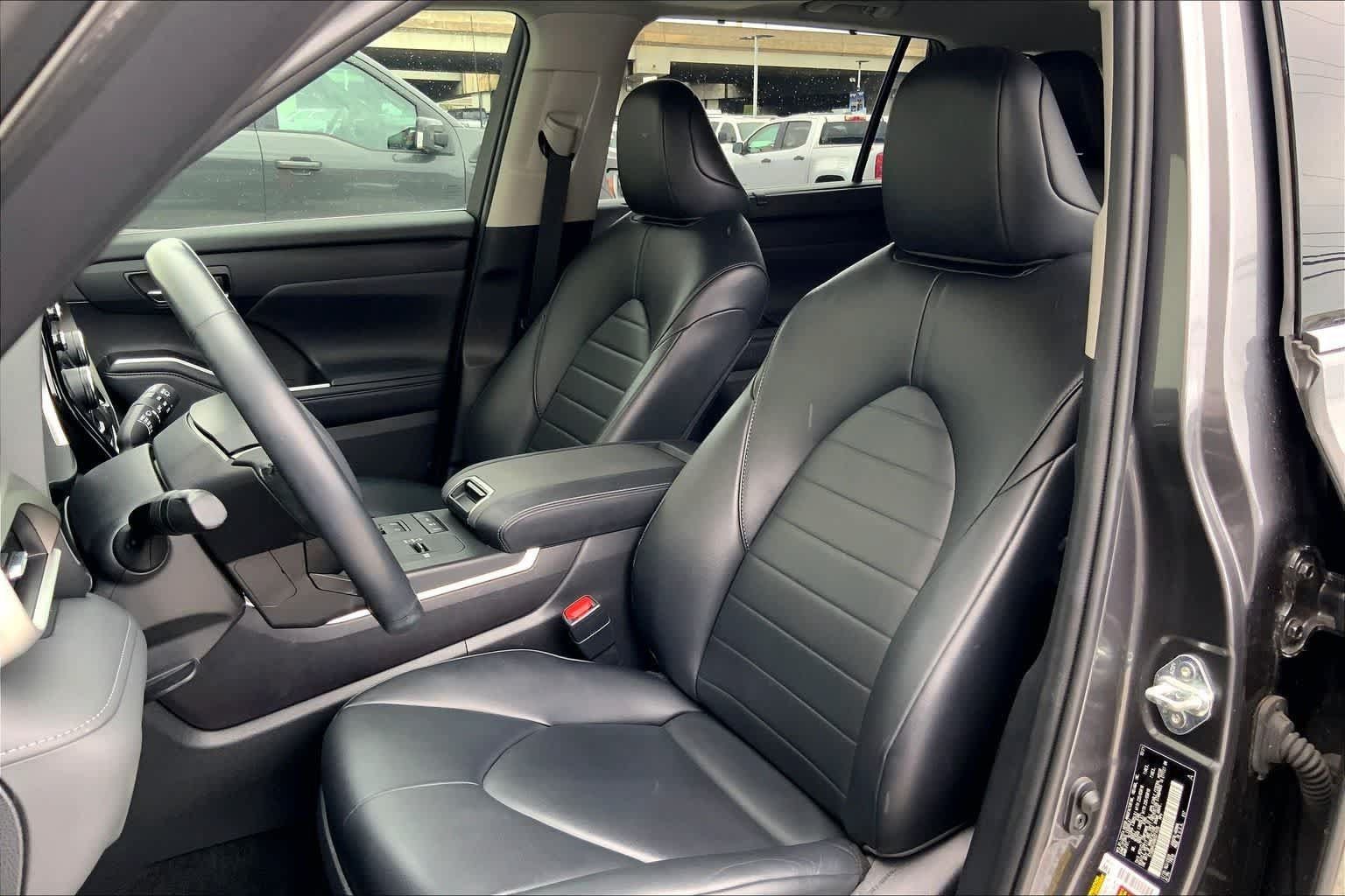 Used 2022 Toyota Highlander XLE AWD/4WD image 11