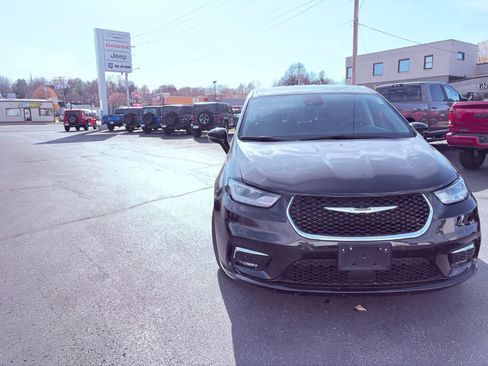 Used 2024 Chrysler Pacifica Touring-L image 3